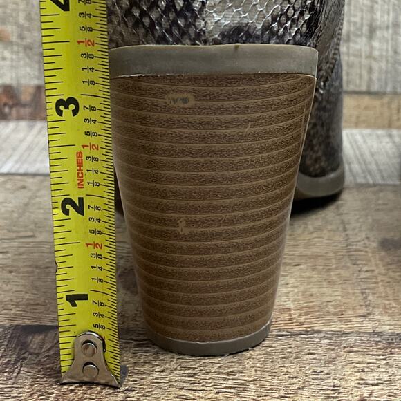 JustFab Willa Snake Print Heeled Buckle Booties Ankle Boots White Gray Size 10 - Picture 9 of 12